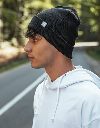 40 noir beanie von switcher