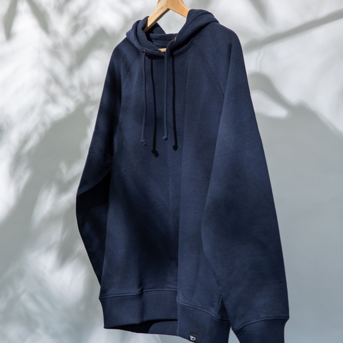frauen-sutton-recycled-baumwolle-polyester-hoodie-marine-lookshot