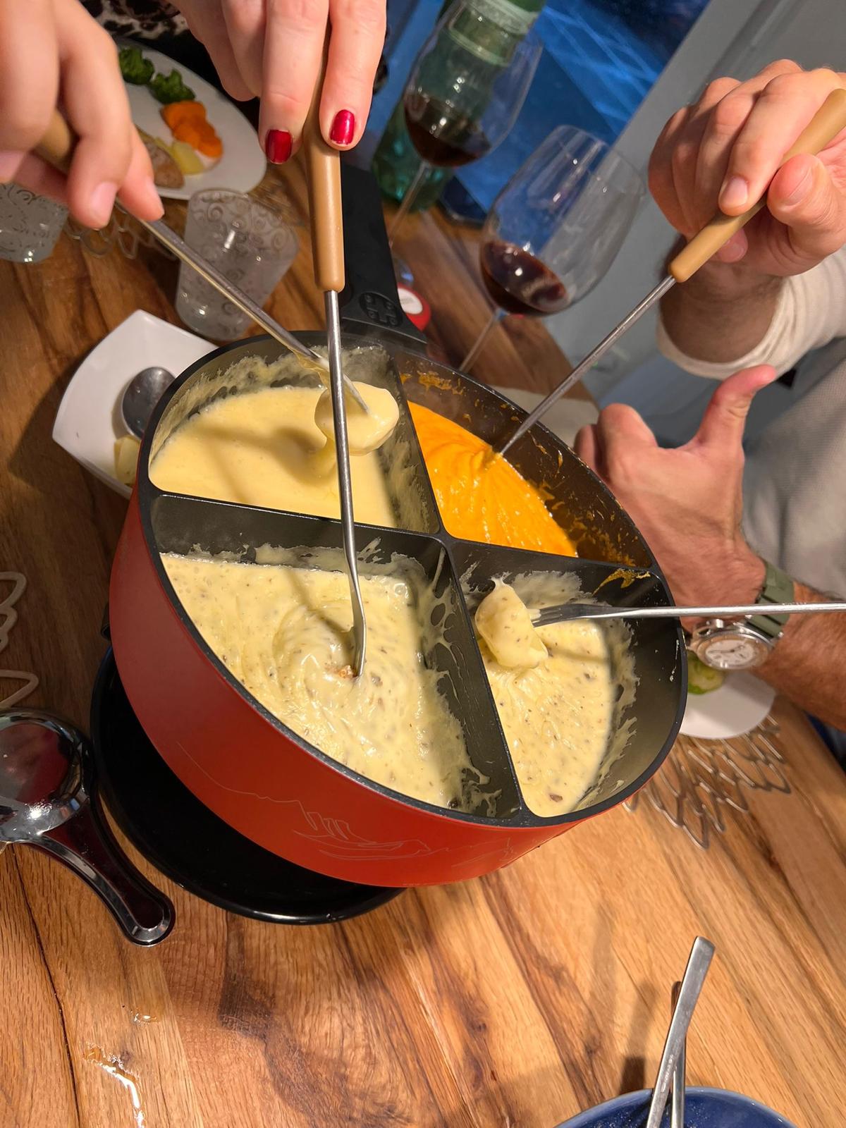 4 poêlons à fondue sur la table à manger