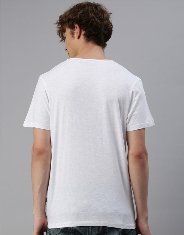 Stylisches Herren-T-Shirt: Hergestellt aus leichter 140 g Bio-Baumwolle, betont dieses Shirt den Körper perfekt. Der feine Kragen und das elegante Slub-Material verleihen ihm eine besondere Note.